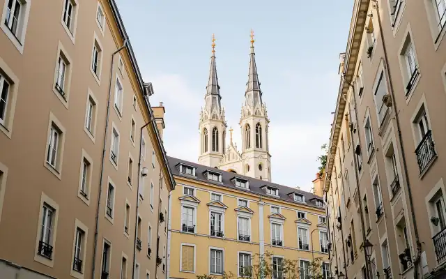 Illustration générée par IA évoquant le bâti de Saint-Nizier (Lyon 2e)